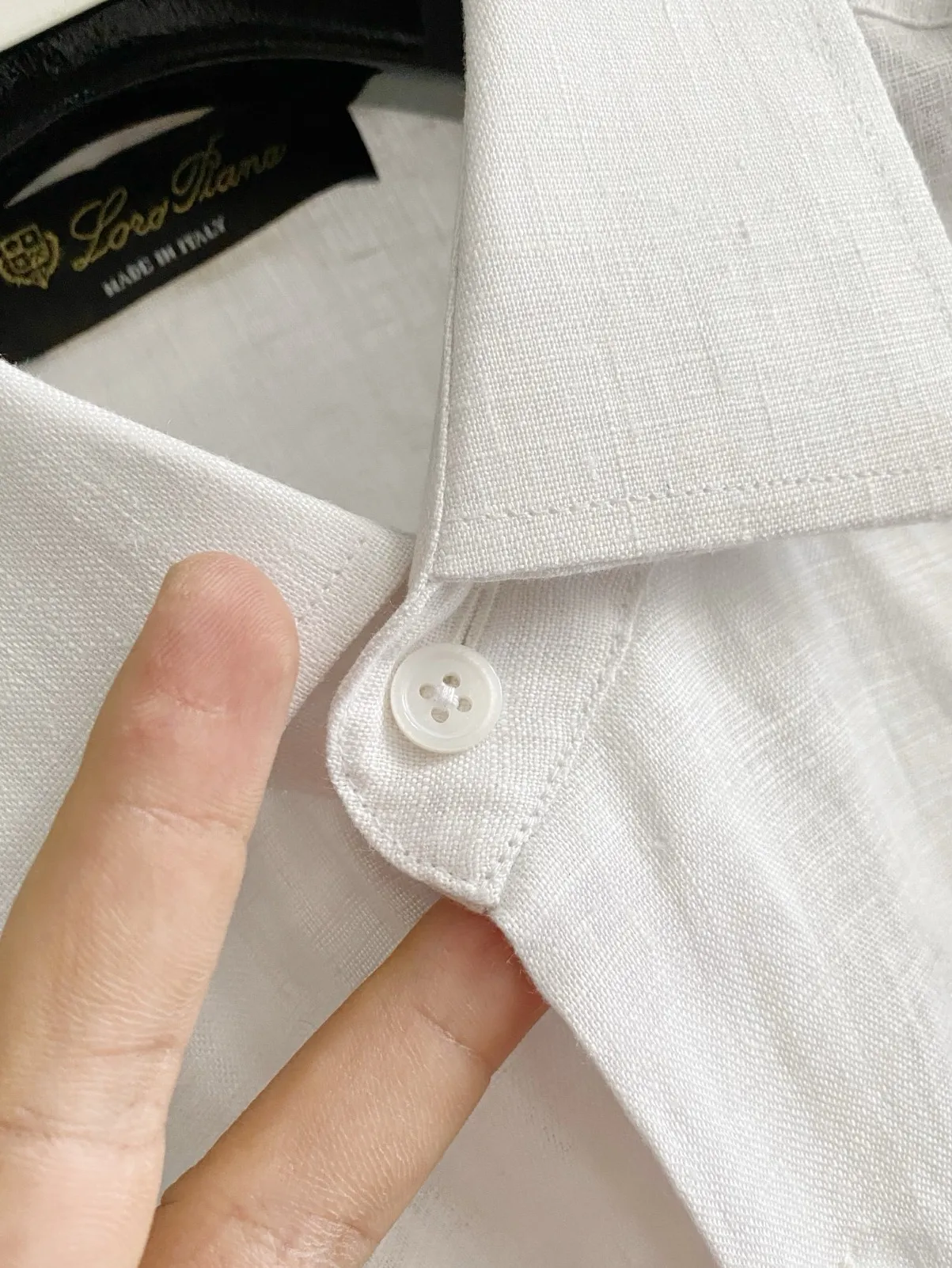 Loro Piana Pure Linen Short-Sleeved Quiet Luxury Shirt Fabric: Selected high-quality natural linen fabric, refined and softened before treatment, weakening the raw and itchy touch of native linen, making the upper body skin-friendly and comfortable. The fabric has a natural and fine fiber texture, showing a high-grade matte matte look and feel without a dazzling glossy effect. The flax fiber Breathable has sufficient pores, and the short-sleeved version is suitable for hot weather. It conducts heat quickly and can quickly discharge sweat during daily travel, making it less likely to get sticky on the back. The fine wrinkles formed in the fabric every day give it a casual atmosphere. The light colors have been processed through a color-fixing process, so they will not turn yellow or old easily after repeated washing. Version and details: The version adopts a slightly loose front-shoulder cut that is suitable for summer. The shoulder line is neatly processed and is better tolerant to body shapes with slippery shoulders, unbalanced shoulder width, and fat on the upper abdomen. The short-sleeved sleeves are cut to a moderate length and will not get stuck on the forearms and cause a sense of cramping. The classic pointed collar has a built-in invisible styling layer. Even after frequent cleaning in summer, the collar remains crisp. Buttoned up, it is suitable for light business scenes. Unbutton the top button to switch to a casual style. The placket is neatly routed and concealed, the button style is simple and low-key, and there is no exposed brand logo; the hem is arc-cut, which can be tucked into trousers to create a neat commuting look, or worn outside for relaxed everyday use, and the details are exquisitely crafted. Color selection: Pure White: clean and translucent in appearance, full of visual freshness in summer, suitable for trousers and shorts of various colors, highly suitable for workplace commuting and formal gatherings, and outstanding layering when paired with dark bottoms; Native linen Beige: retains the original natural tone of linen, with warm and soft tones, and stronger stain resistance. It is suitable for daily commuting and holiday travel. The style is lazy and retro, and has a higher fault tolerance rate for daily wear. Sizes:M-4XL
